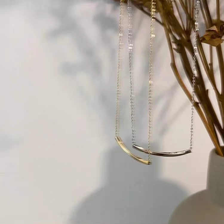 Minimalist and cold style twisted wave metal necklace for women, Korean personality, simple and versatile, elegant neckchain, collarbone chain trend