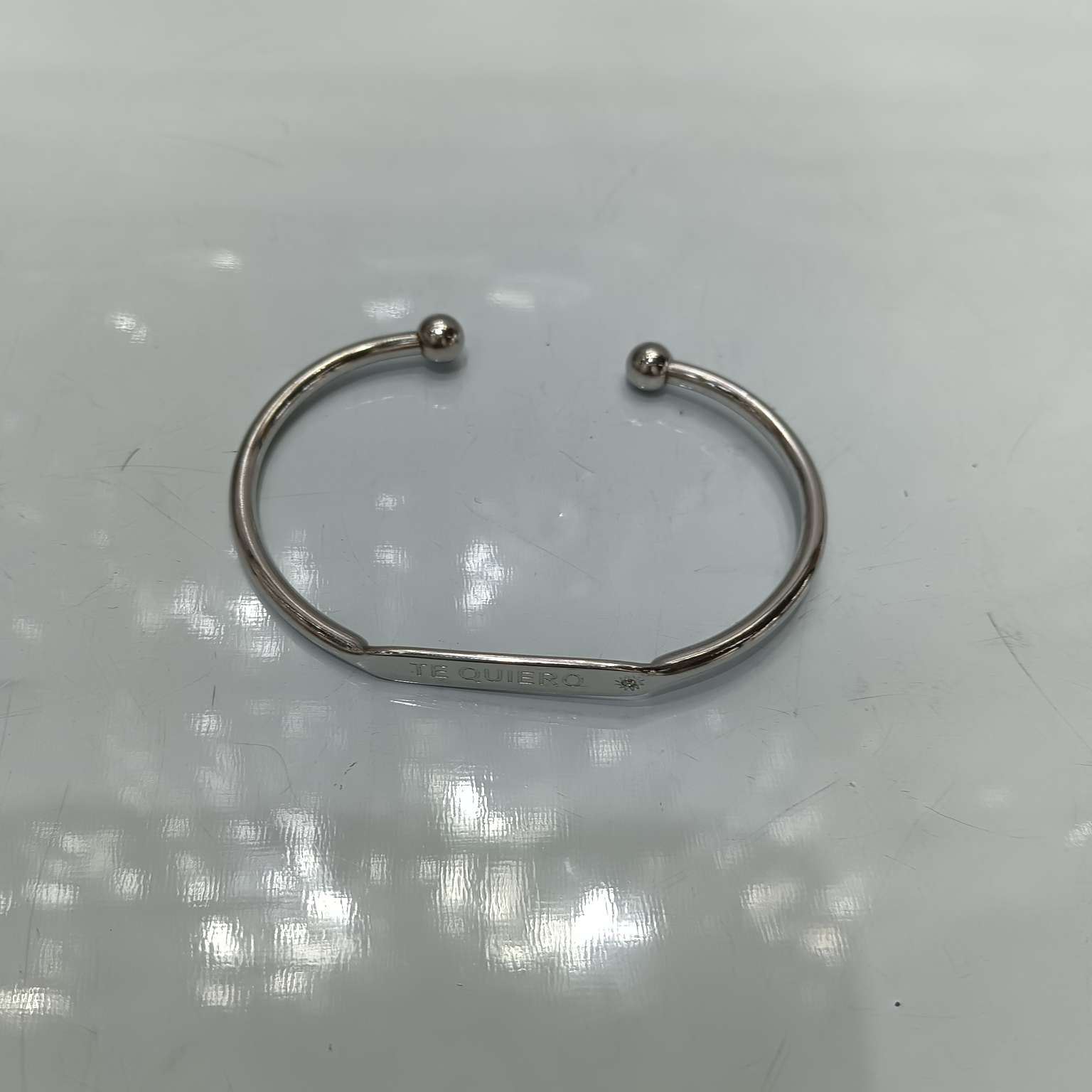 Stainless steel bracelet, letter bracelet, fashionable and simple style, smooth bracelet, fashionable and simple bracelet Specification image