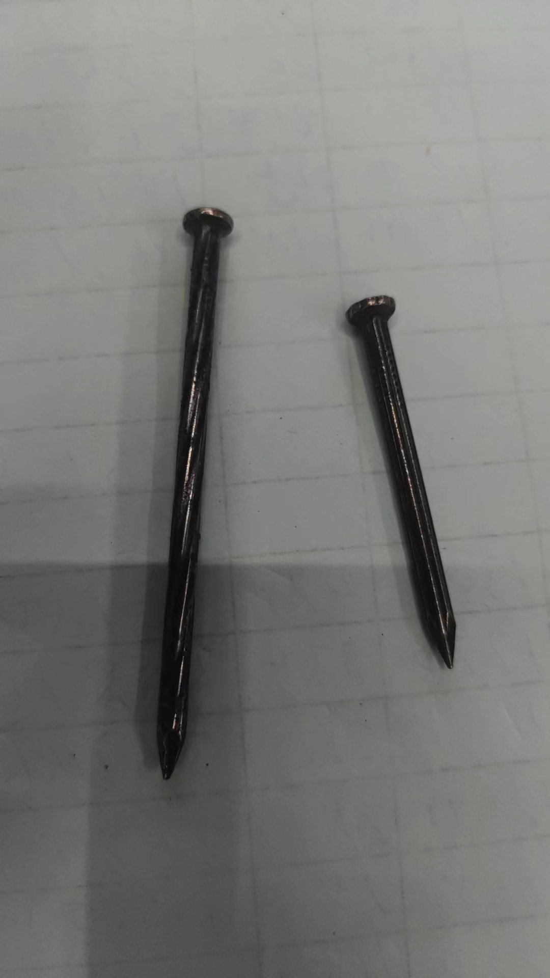 Galvanized cement nails, ordinary nails, black steel nails, steel bars, row nails, line card nails, split nails, small iron nails are in stock for sale. Galvanized cement nails, threaded steel nails, twill cement nails, twisted cement steel nails, hard steel nails