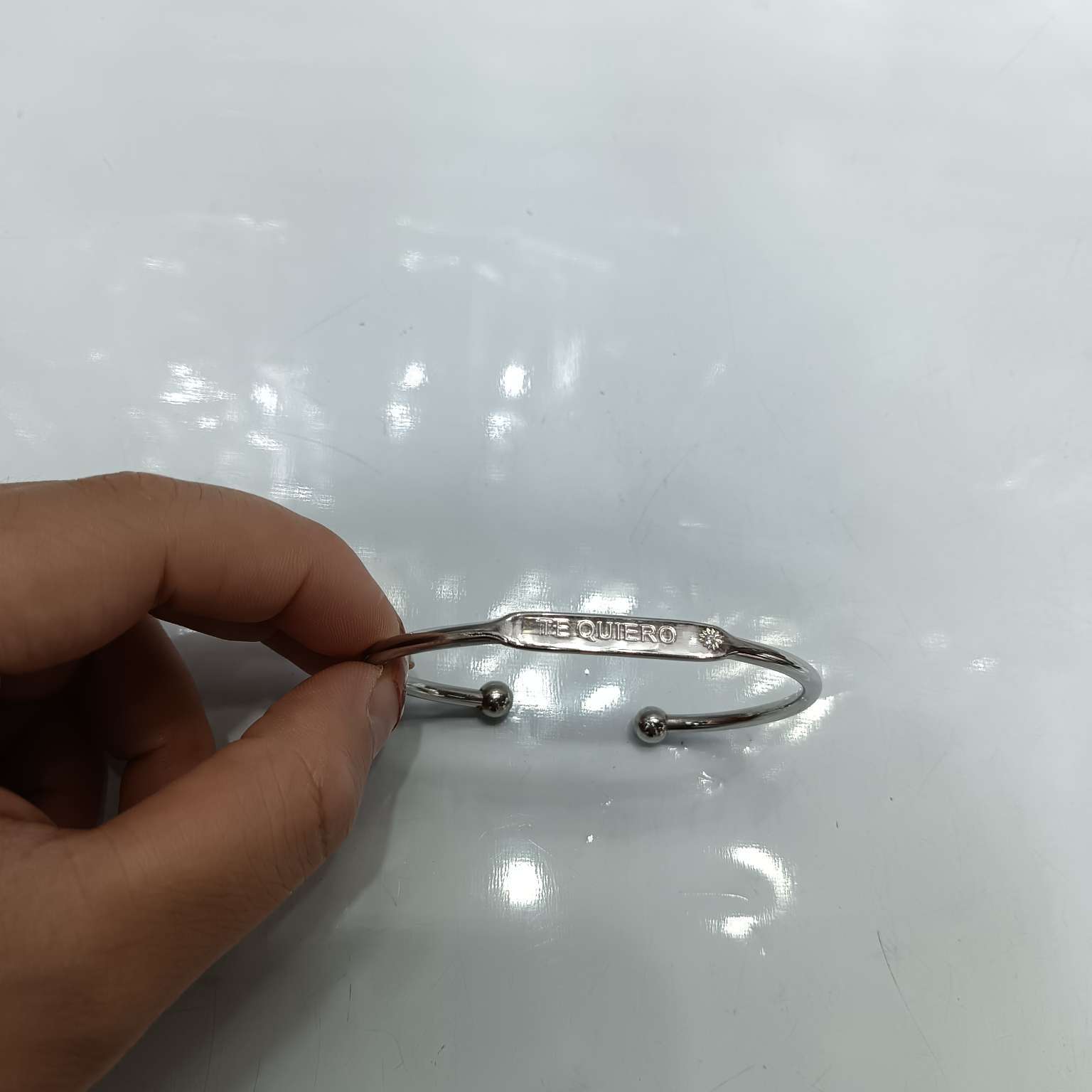 Stainless steel bracelet, letter bracelet, fashionable and simple style, smooth bracelet, fashionable and simple bracelet details Picture