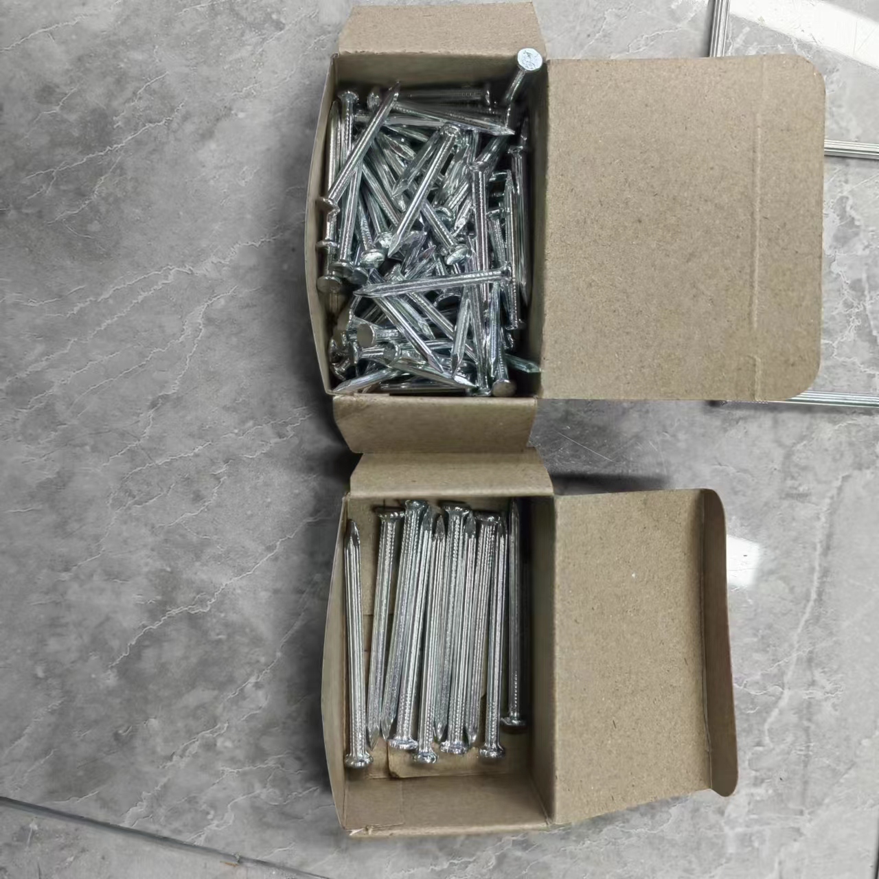 Galvanized cement nails, ordinary nails, black steel nails, steel bars, row nails, line card nails, split nails, small iron nails are in stock for sale. Galvanized cement nails, threaded steel nails, twill cement nails, twisted cement steel nails, hard steel nails details Picture