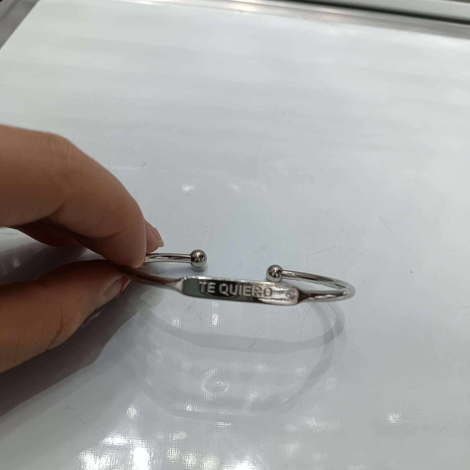 Stainless steel bracelet, letter bracelet, fashionable and simple style, smooth bracelet, fashionable and simple bracelet Application Scenario