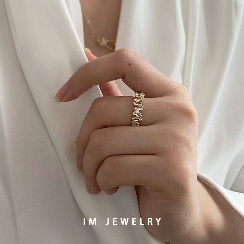 Wanli Accessories: Diamond-encrusted super sparkling ring for women, fashionable, individual and elegant, forest-themed super fairy-like, irregular and niche index finger ring Application Scenario