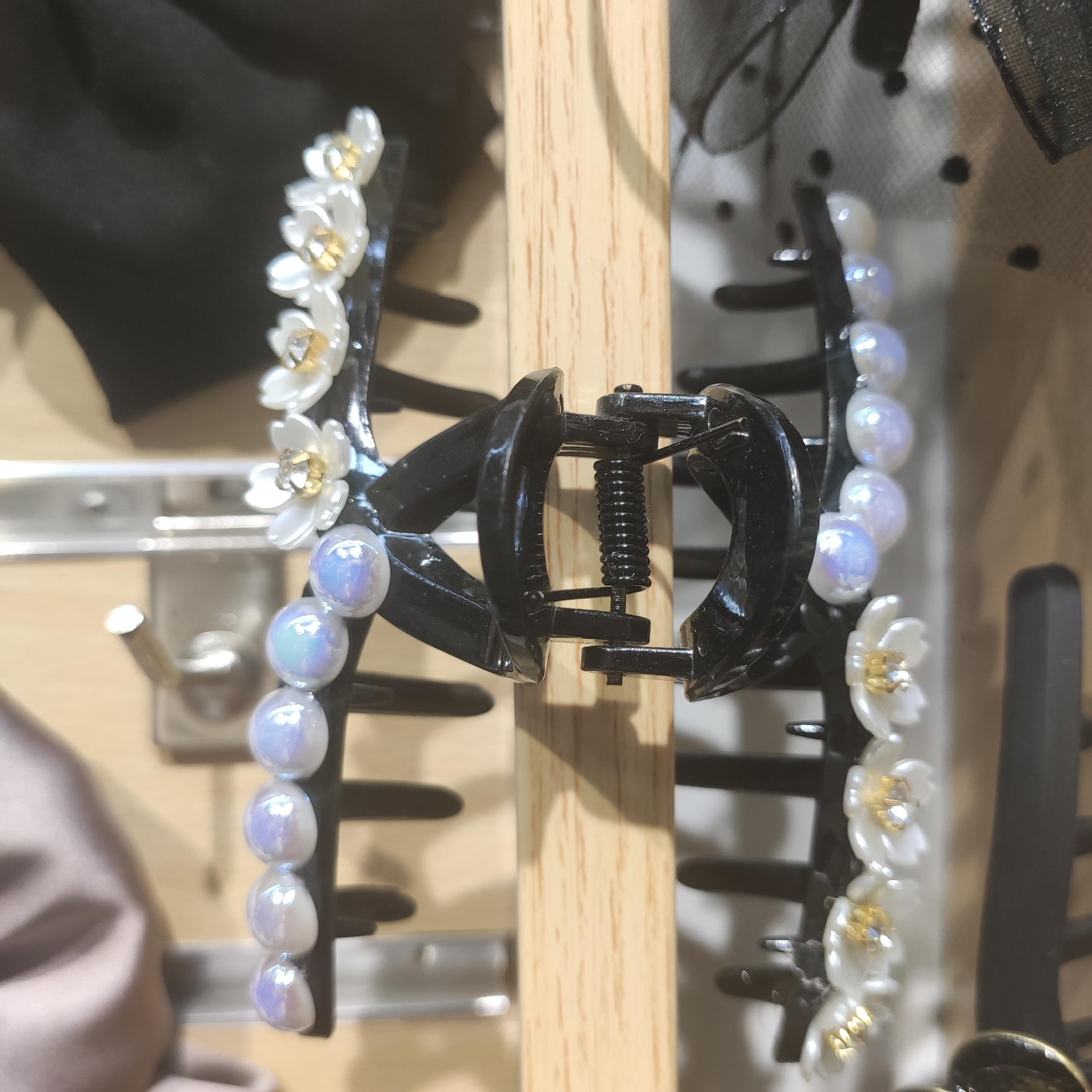 Real Shoot Original Double Sided Irregular Design Flower Pearl Shark Clip Hairpin Grab Clip Hair Accessories Application Scenario