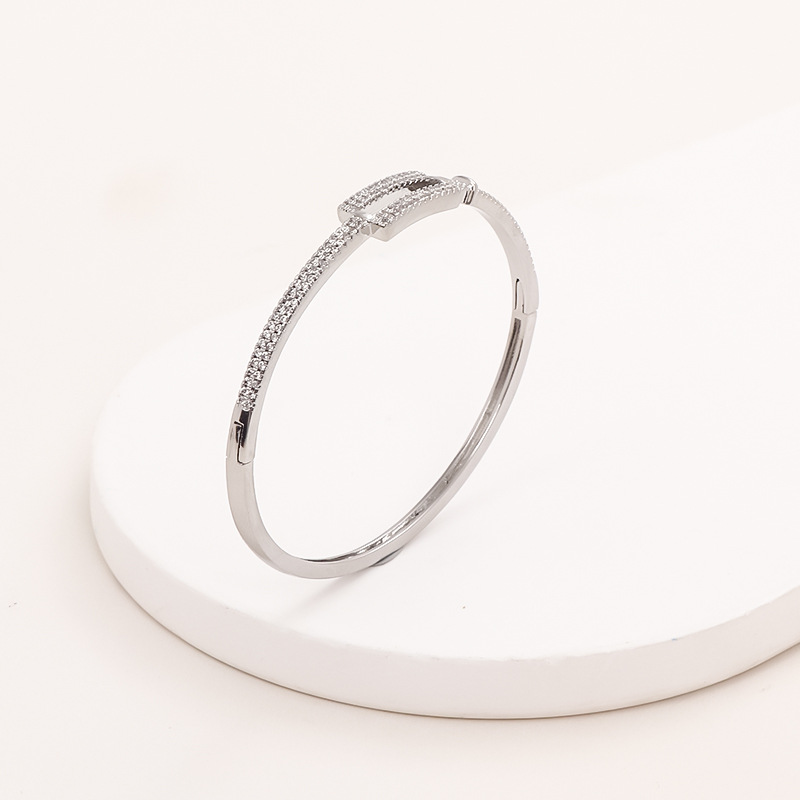 A new minimalist geometric micro-inlay bracelet from Europe and America, with high color retention and an INS trend. It features a niche design and is versatile for women detail image 4
