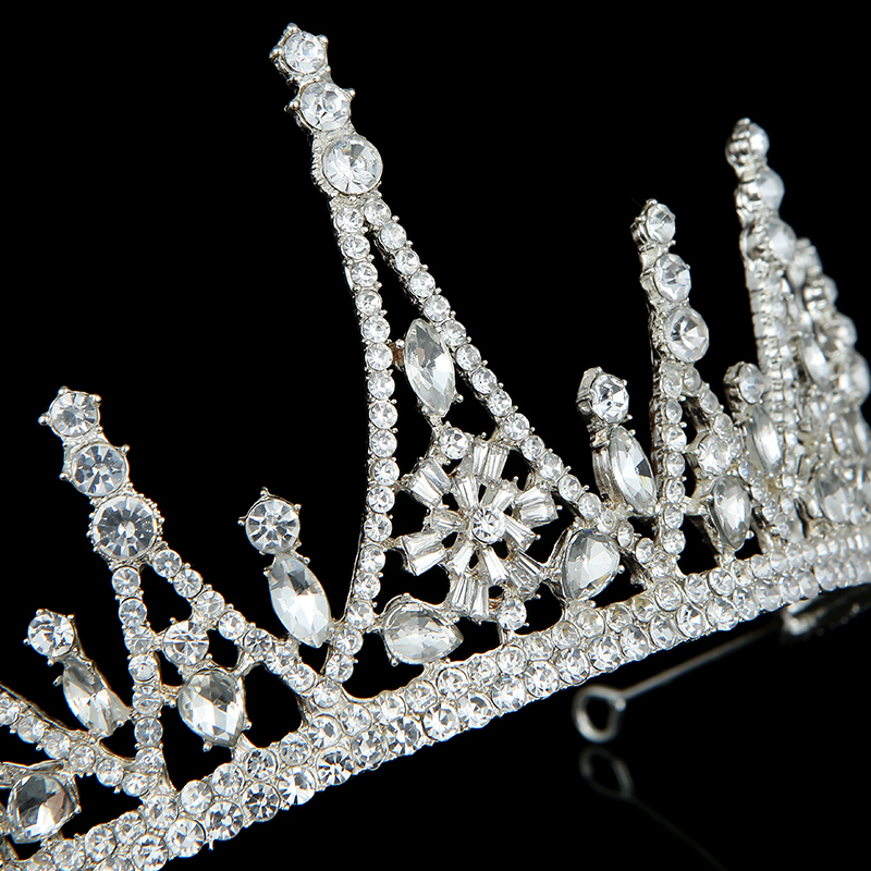 An exquisite alloy wedding bride's crown Application Scenario