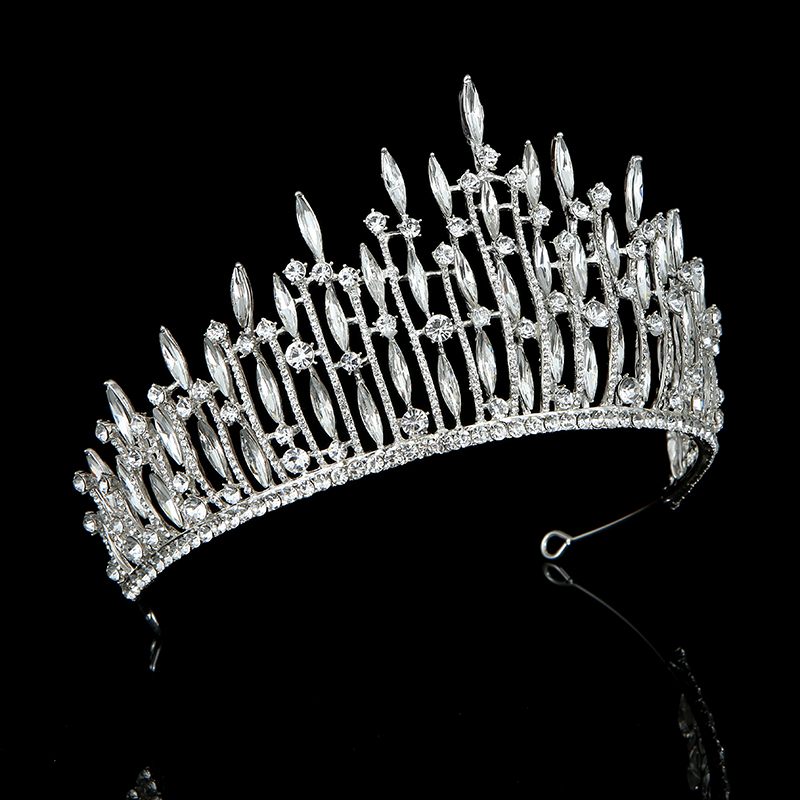 An exquisite alloy wedding bride's crown