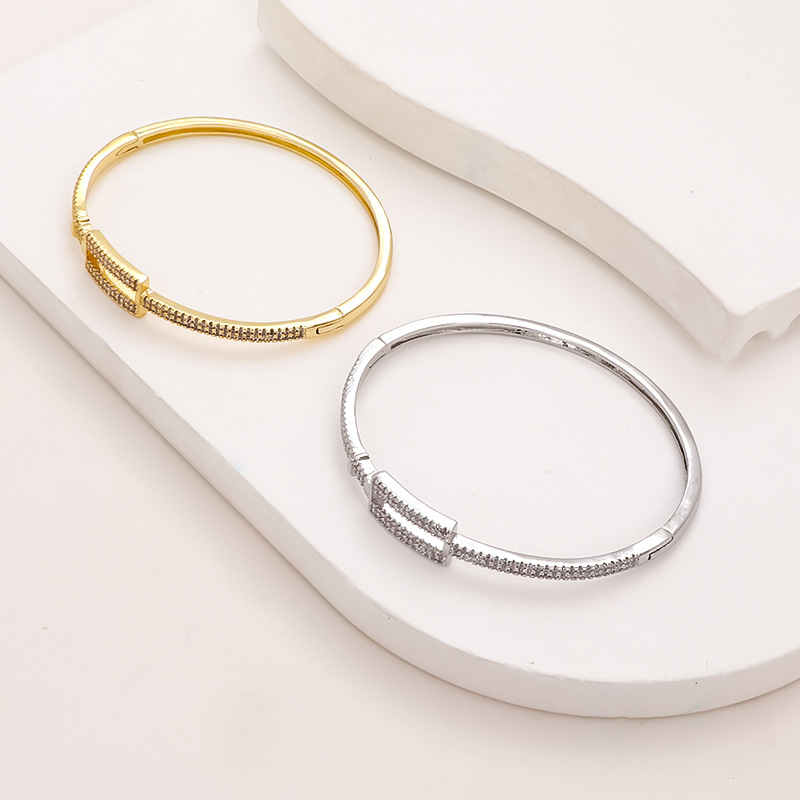 A new minimalist geometric micro-inlay bracelet from Europe and America, with high color retention and an INS trend. It features a niche design and is versatile for women details Picture