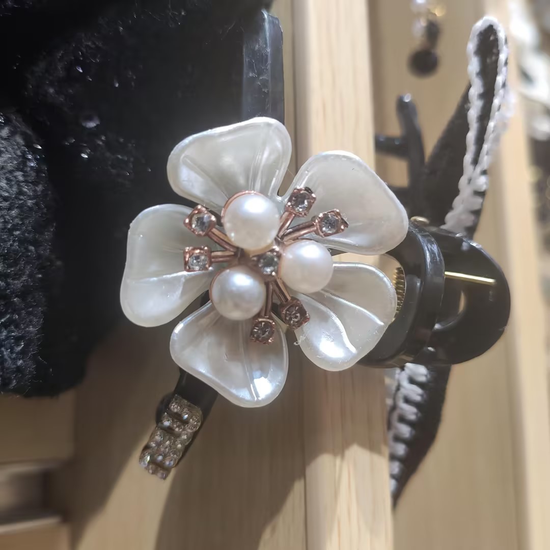 Real Shot Double Sided Irregular Design Original Hand-Made Flower Bow Grab Clip Shark Clip Hairpin Application Scenario