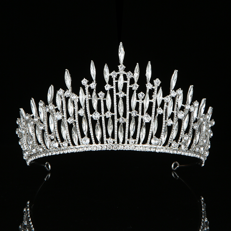 An exquisite alloy wedding bride's crown Application Scenario