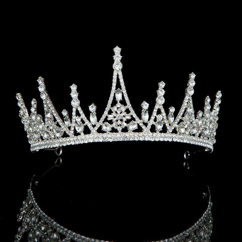 An exquisite alloy wedding bride's crown
