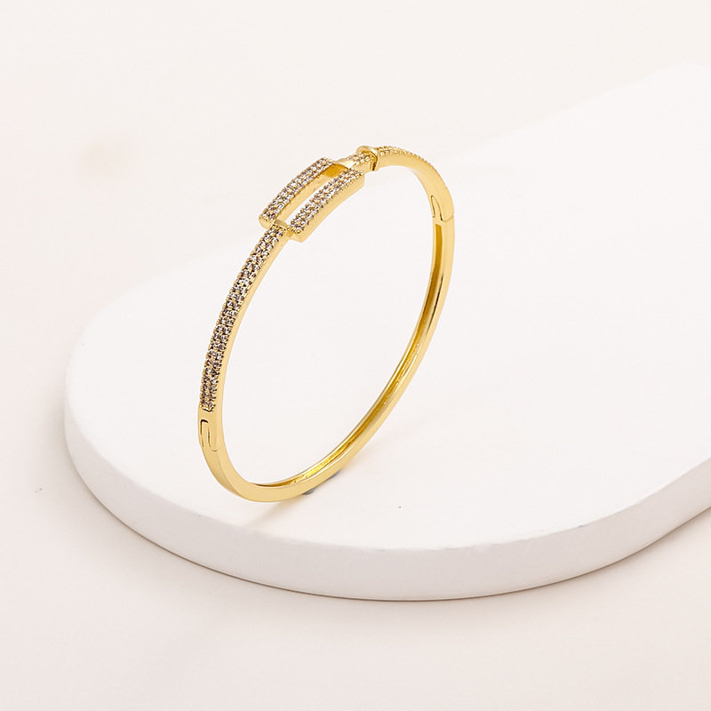 A new minimalist geometric micro-inlay bracelet from Europe and America, with high color retention and an INS trend. It features a niche design and is versatile for women Specification image