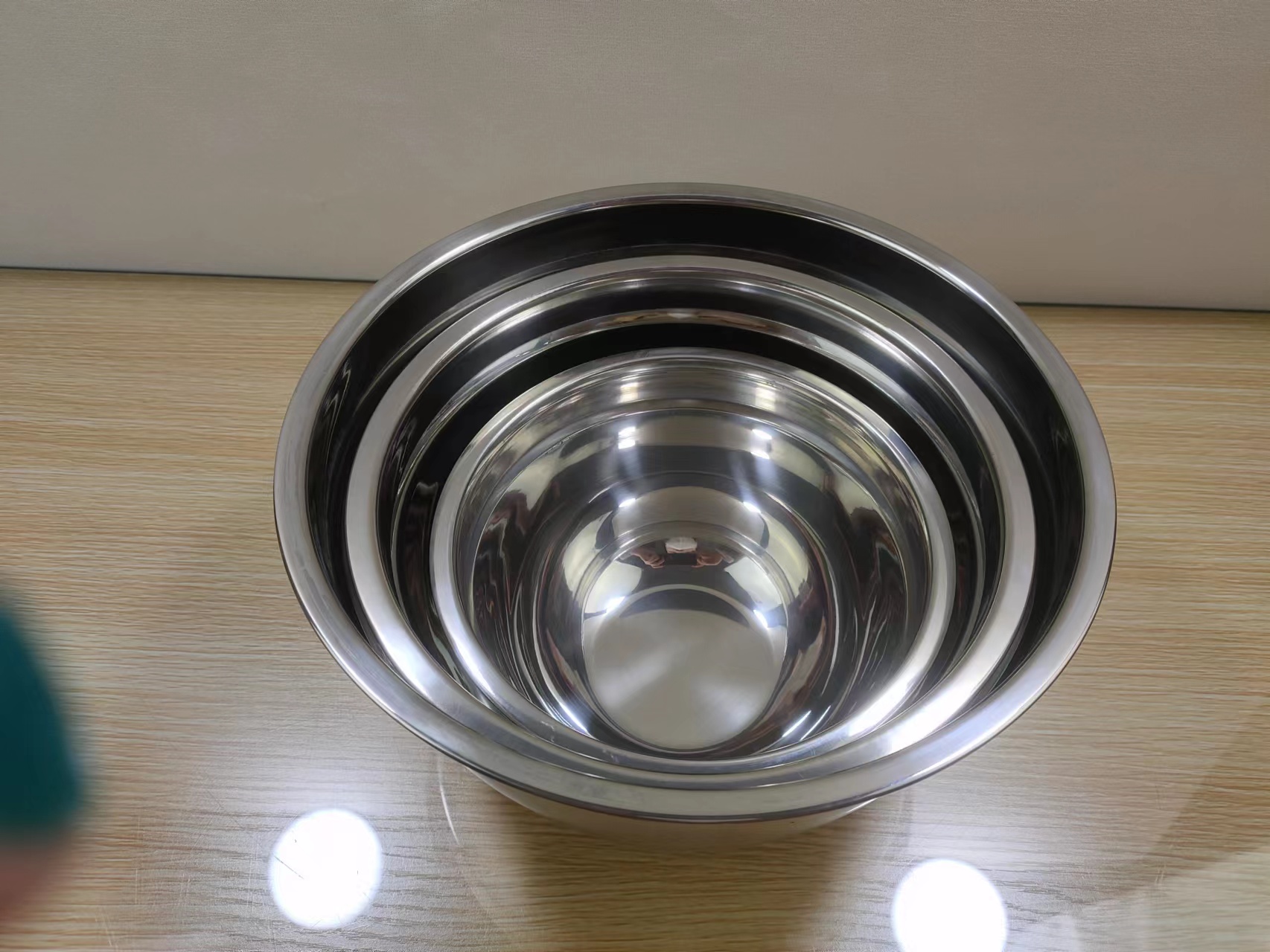 DF99011 Factory direct sale Thickened silicone bottom anti-slip stainless steel salad bowl with lid Salad basin Salad Basin Set Bestseller product DF trading house details Picture