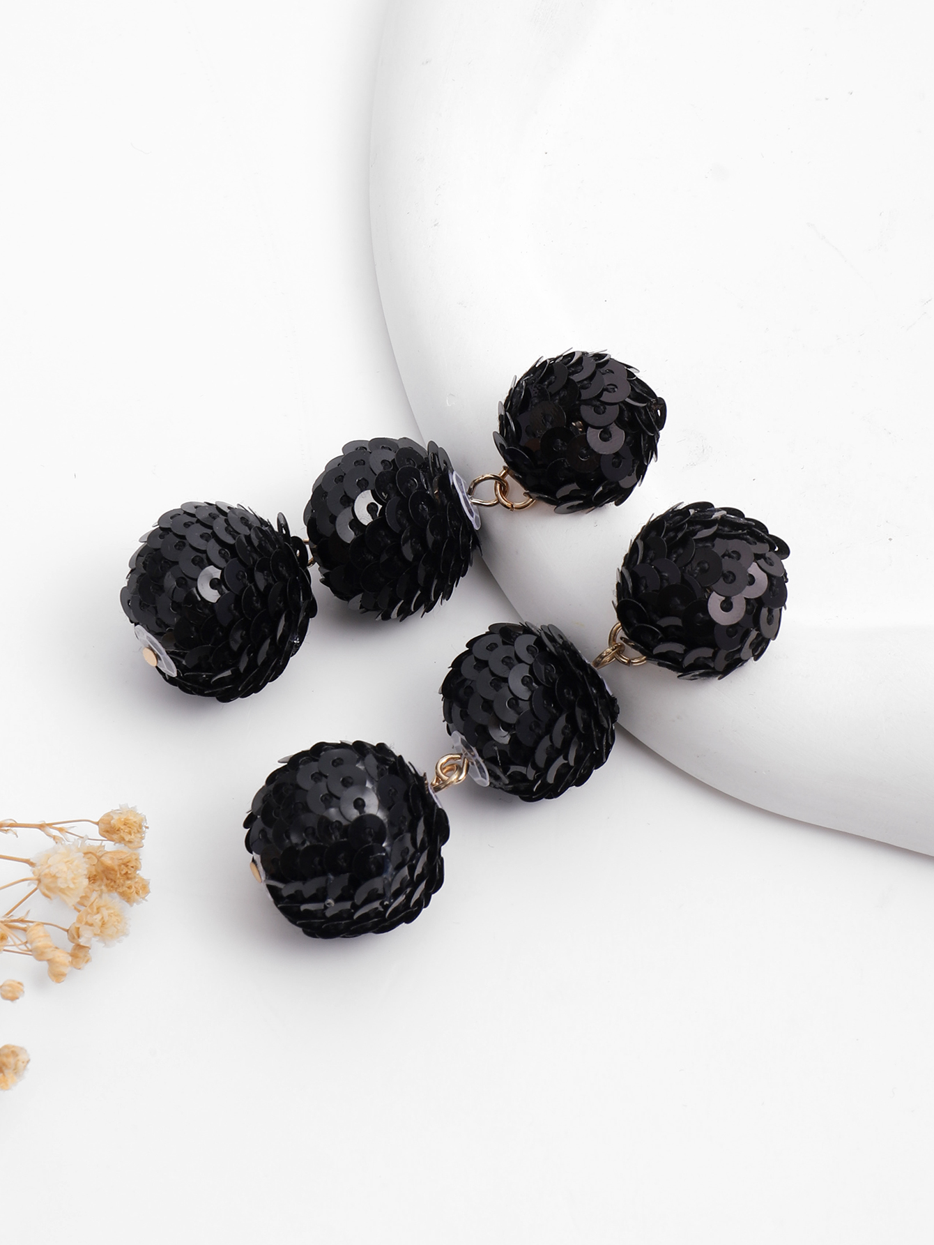 New black sequined round long women's stud earrings with a sparkling and exaggerated personality, exuding a retro and high-end feel from Europe and America Application Scenario