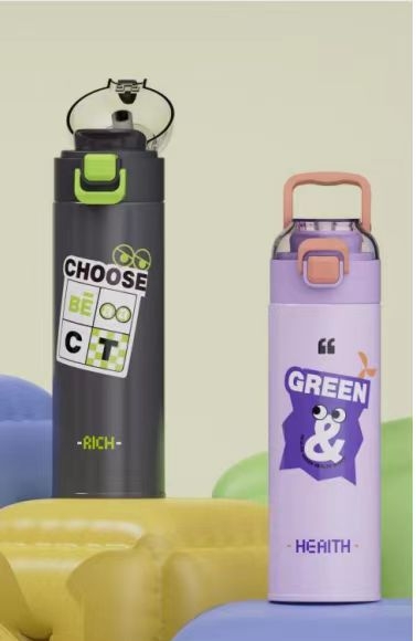 Random thoughts, drinking directly, bouncing the cup full figure