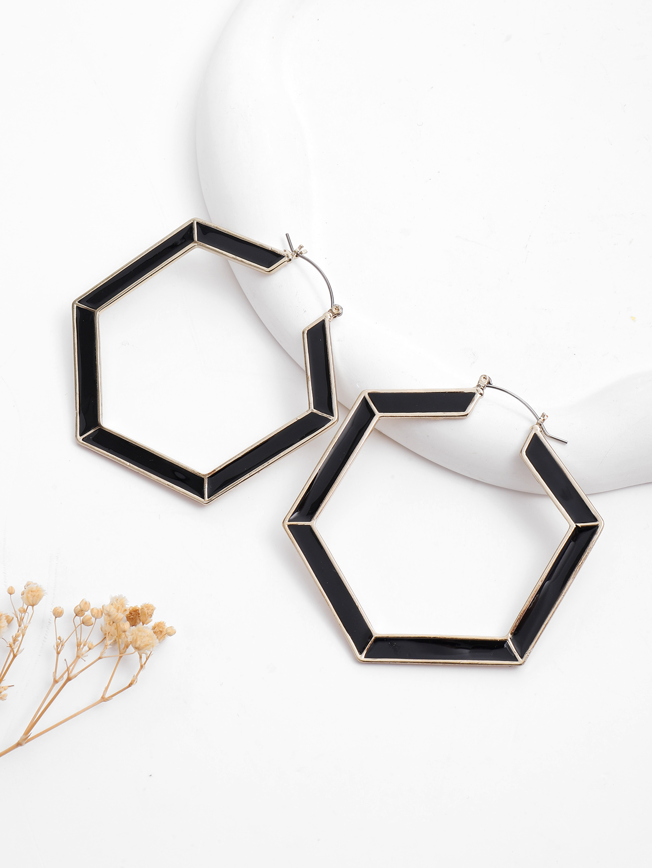 European and American fashionable, simple and elegant metal exaggerated square rhombic large earrings, black glazed large ear ring women's earrings details Picture