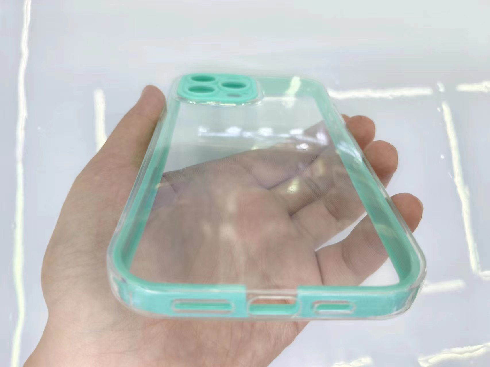 A transparent TPU phone case with a two-in-one color frame Item Picture