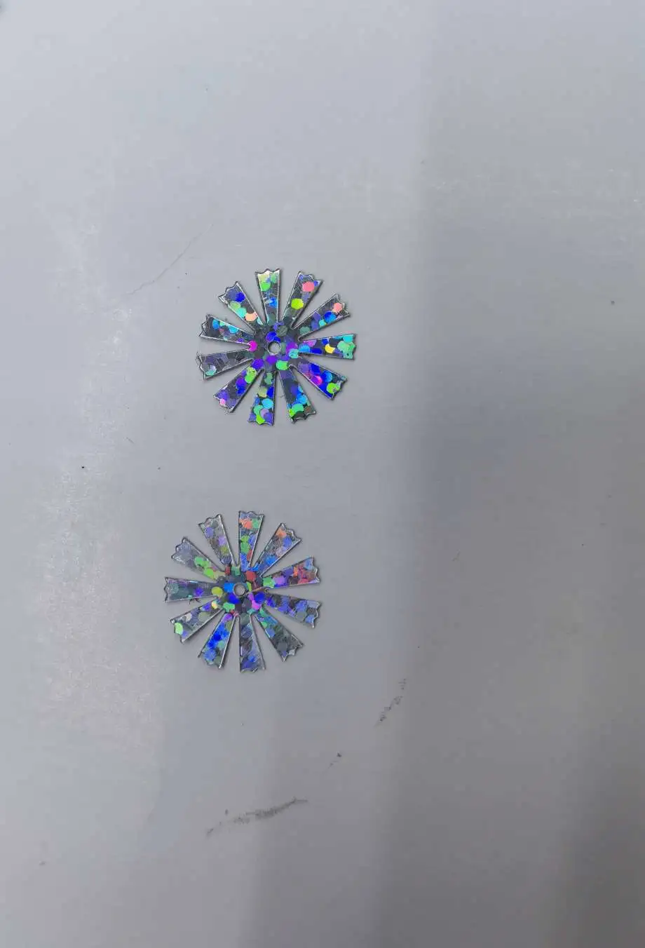 15mm laser silver sunflower sequin, an eco-friendly high-temperature sequin that can be made in various colors, suitable for hand processing, bags, ribbons, clothing, intellectual development and other accessories, Jincan 131 detail image 3