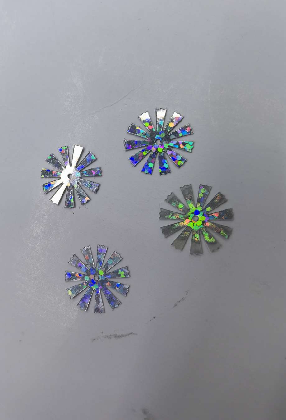 15mm laser silver sunflower sequin, an eco-friendly high-temperature sequin that can be made in various colors, suitable for hand processing, bags, ribbons, clothing, intellectual development and other accessories, Jincan 131 detail image 2