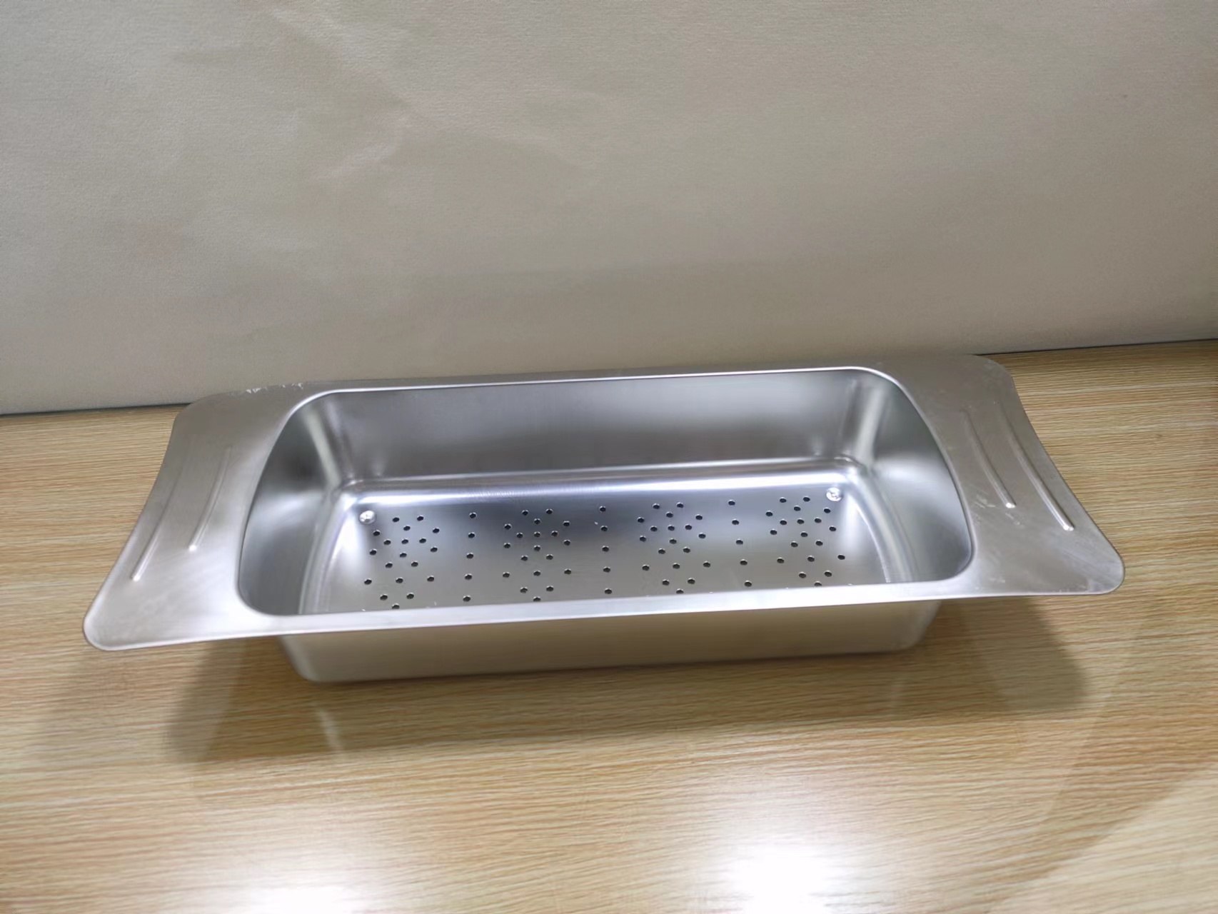 DF99137 stainless steel square basin, washing basin, soup basin, fast food basin, rice sieve, perforated square drain basin, draining basin, washbasin, kitchen and hotel supplies, DF trading house Application Scenario