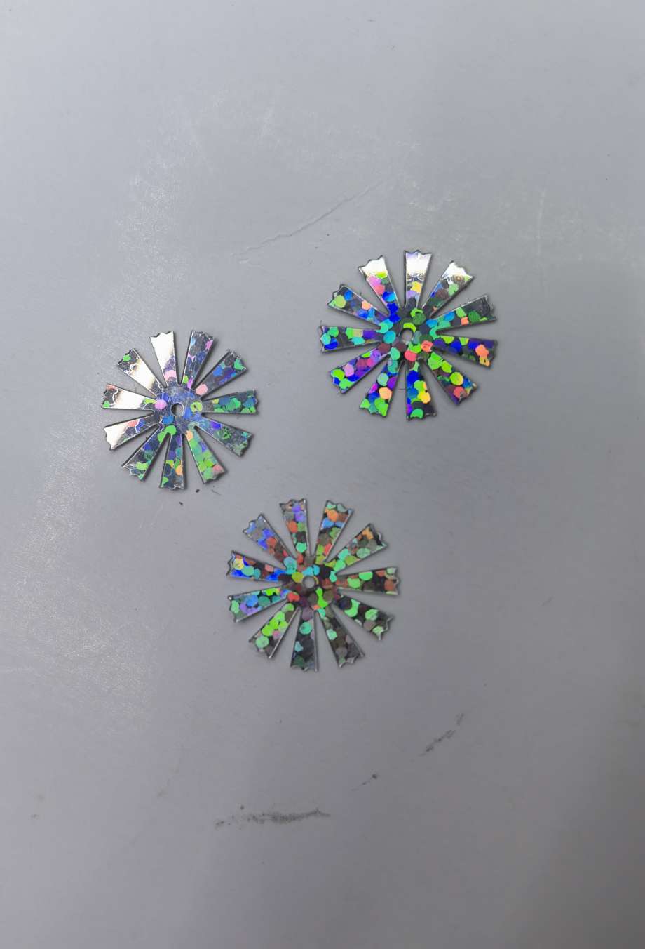 15mm laser silver sunflower sequin, an eco-friendly high-temperature sequin that can be made in various colors, suitable for hand processing, bags, ribbons, clothing, intellectual development and other accessories, Jincan 131