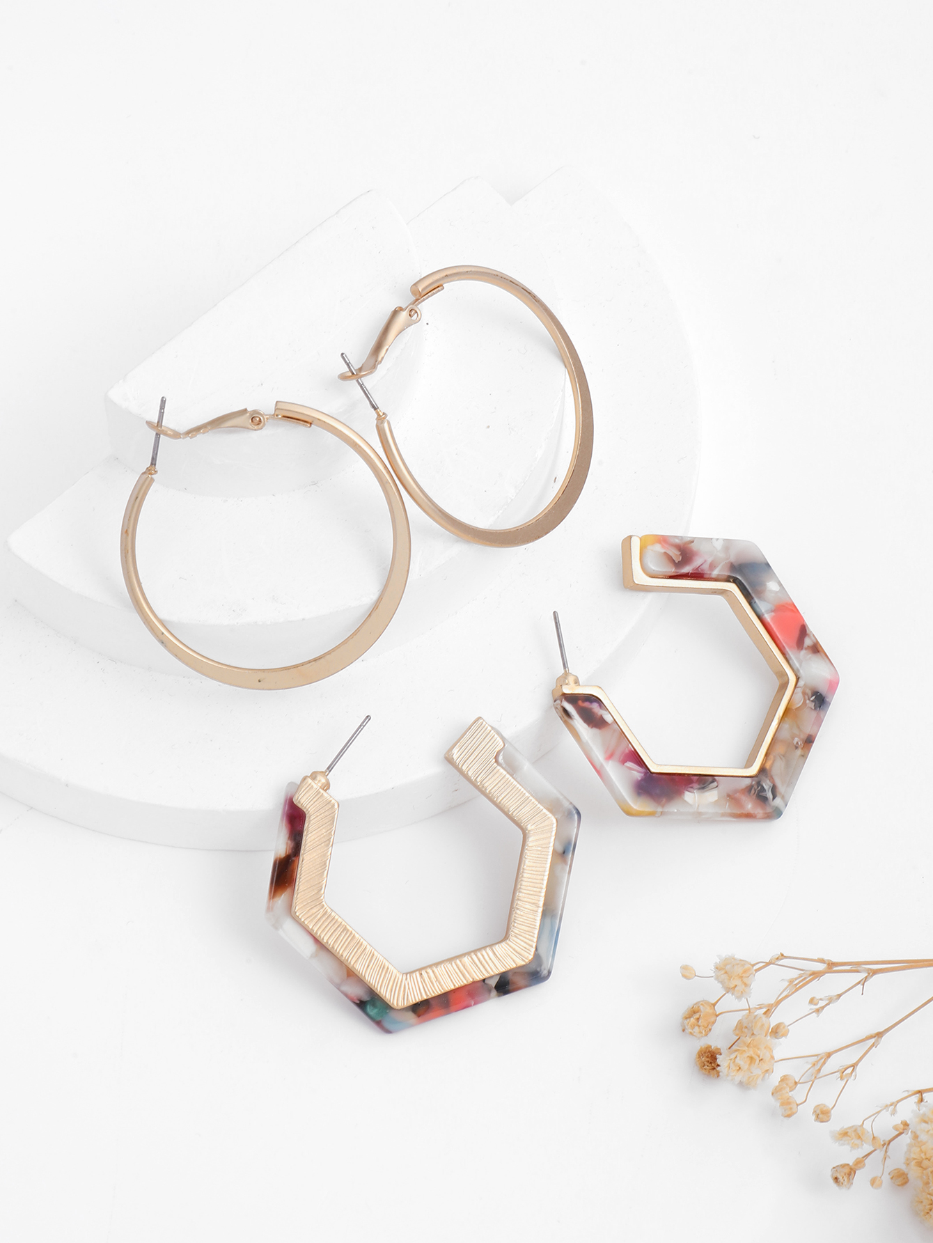 A pair of fashionable and individual multi-polygonal acrylic acetate sheet earrings from Europe and America Specification image