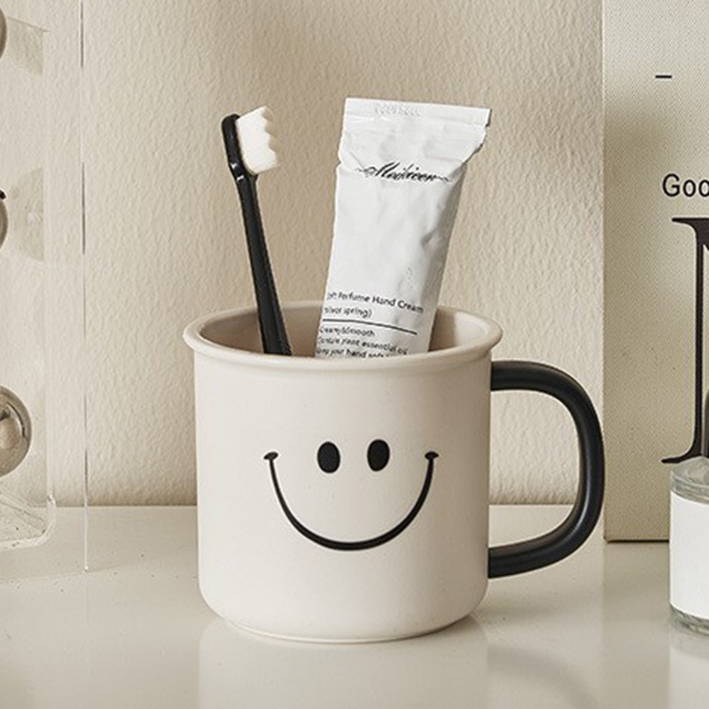 M04-7110 Creative Smiling Face Toothbrush Cup, Simple Style Mouthwash Cup, Home Anti-drop Mouthwash Cup, Couple Toothbrush Case Cup, High-temperature Resistant single-layer Mouthwash Cup, ins Style Mouthwash Cup, Smiling Face version Application Scenario