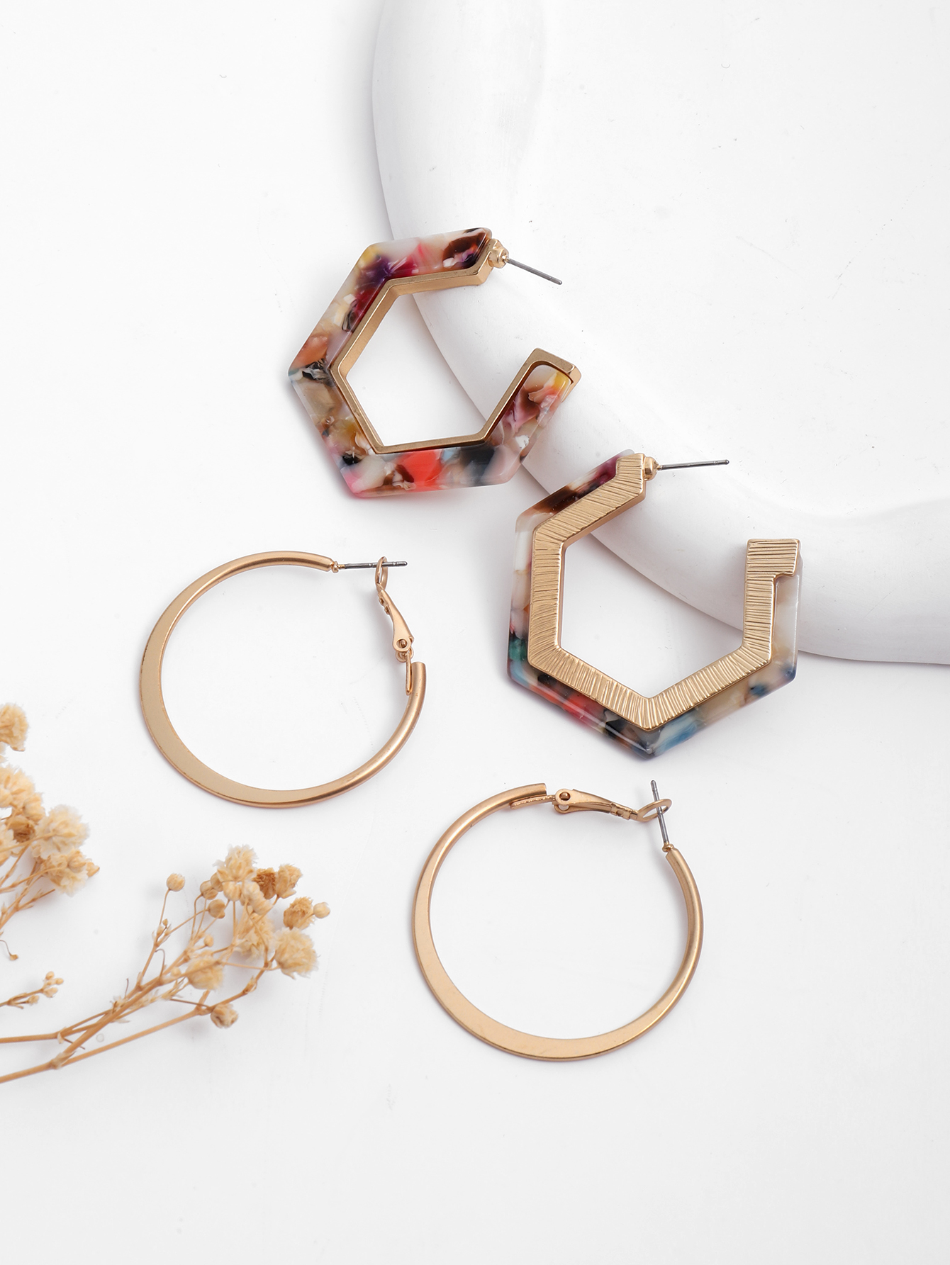 A pair of fashionable and individual multi-polygonal acrylic acetate sheet earrings from Europe and America