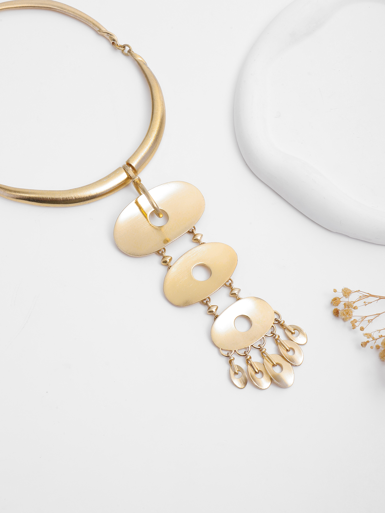 A simple and elegant European and American fashion show necklace for women, exuding a sense of high-end sophistication and a cold style, with a unique and fashionable look Specification image