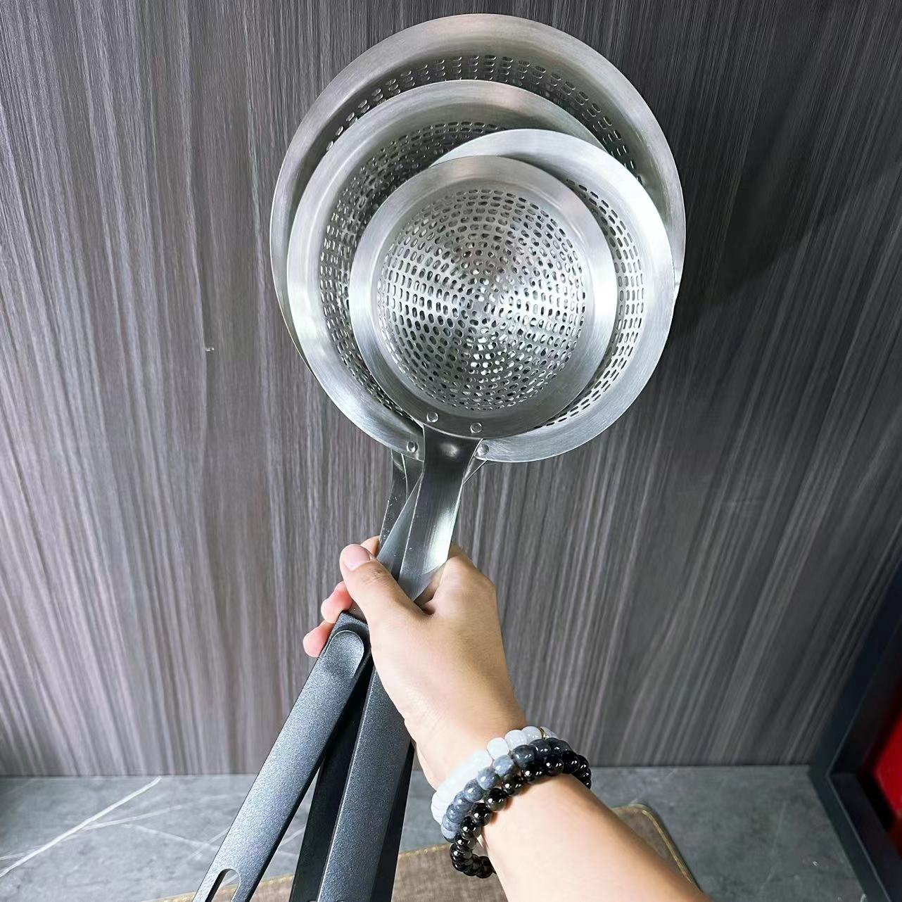 304 stainless steel nylon handle coarse-hole strainer 12/14/16/18cm hotel kitchen cookware and tableware for commercial use Application Scenario