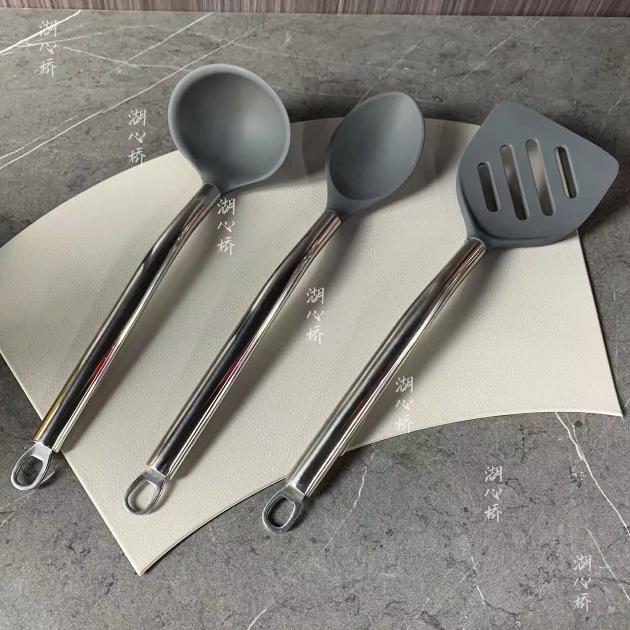 304 stainless steel handle silicone soup spoon, spatula, three-piece set, hotel, restaurant, kitchen, cookware, tableware, commercial and household Application Scenario
