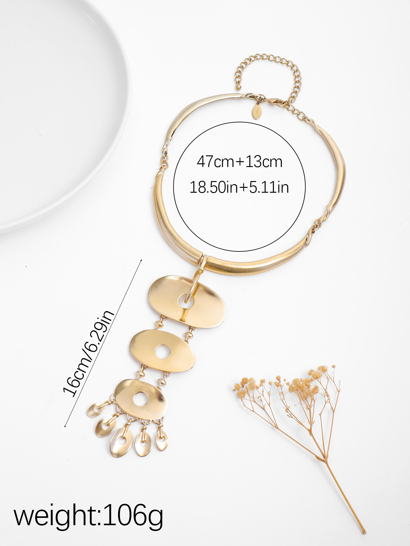 A simple and elegant European and American fashion show necklace for women, exuding a sense of high-end sophistication and a cold style, with a unique and fashionable look details Picture