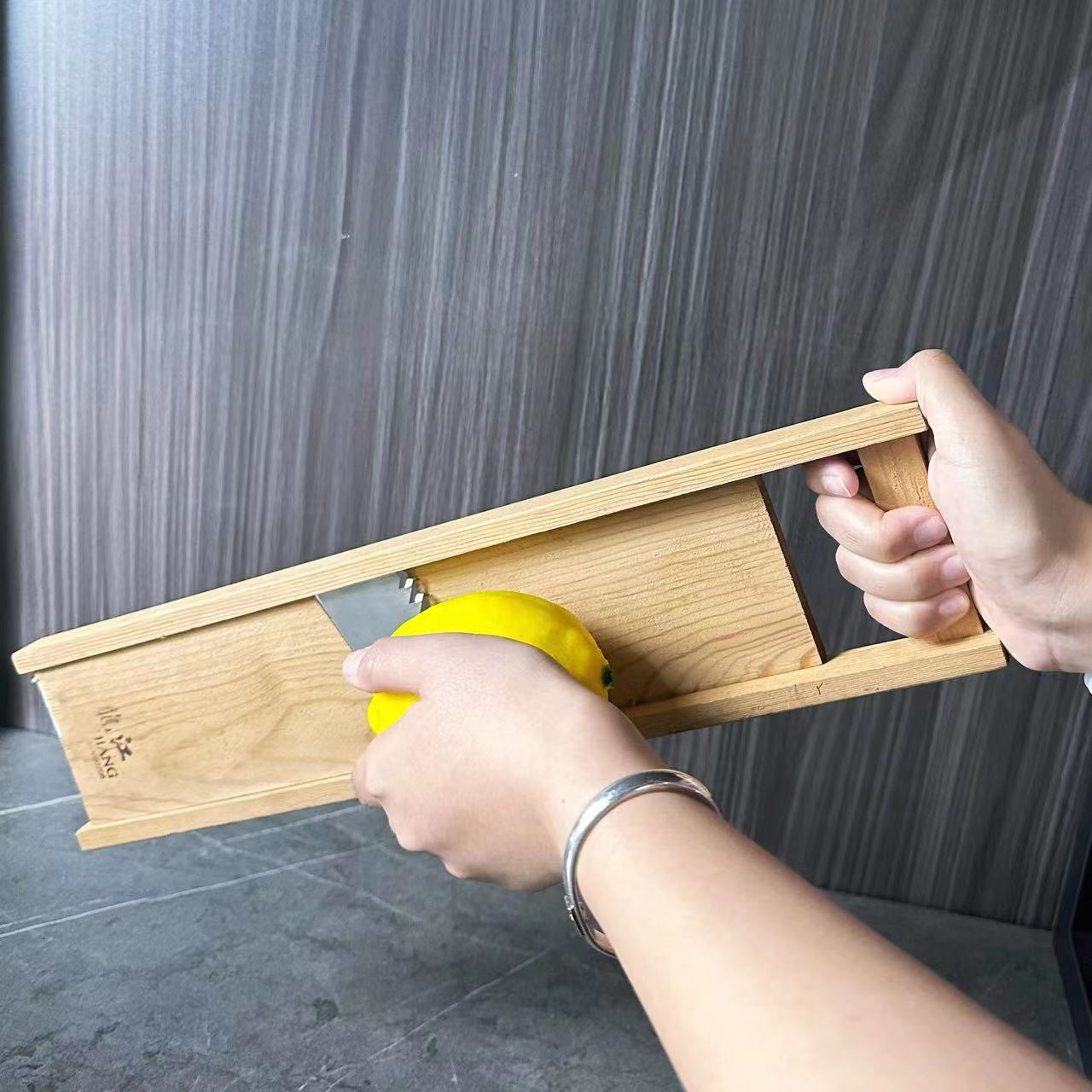 Solid wood slicer, grilling board, grilling tool, large and small, thick and thin, shredded radish and cucumber, suitable for hotel kitchen and household use Application Scenario