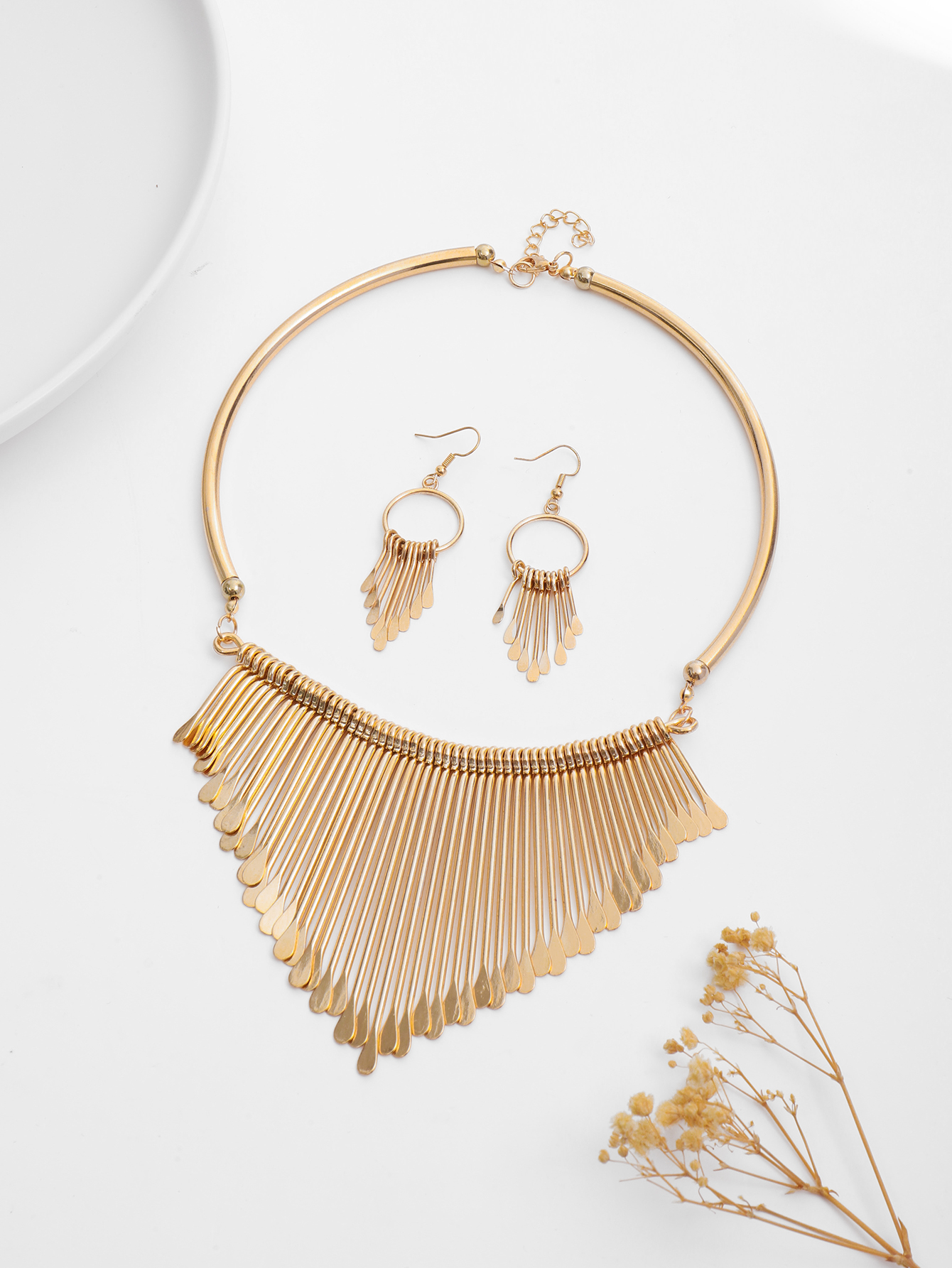 Wholesale of new luxury and fashionable brand gold, simple and elegant, multi-layer tassel women's necklace sets for foreign trade from Europe and America Application Scenario