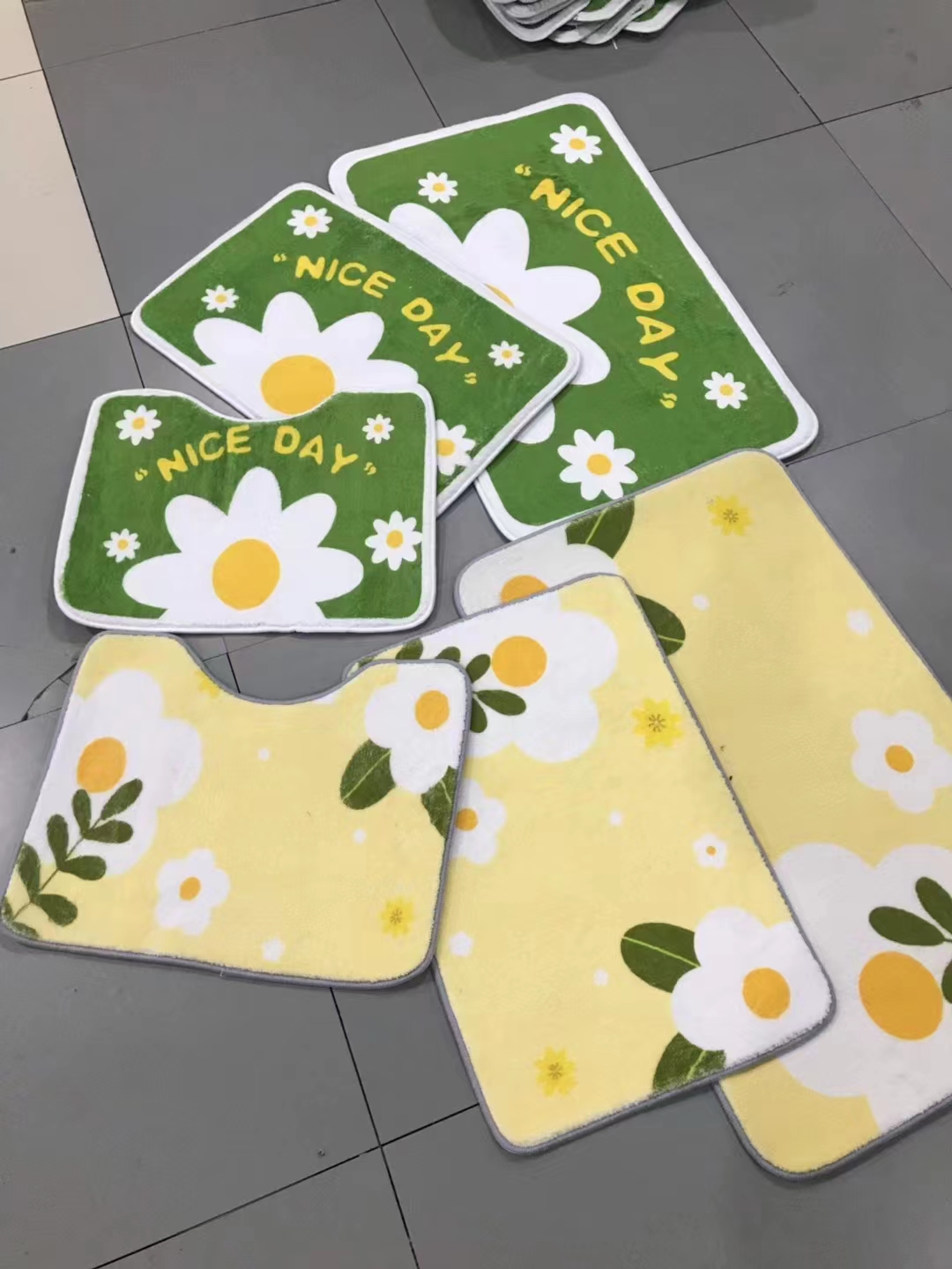 Imitation cashmere printed toilet set, bathroom 3-piece set, floor mat, carpet, anti-slip mat, household bathroom anti-slip mat, with multiple patterns, good product quality, size 50*80CM series Application Scenario
