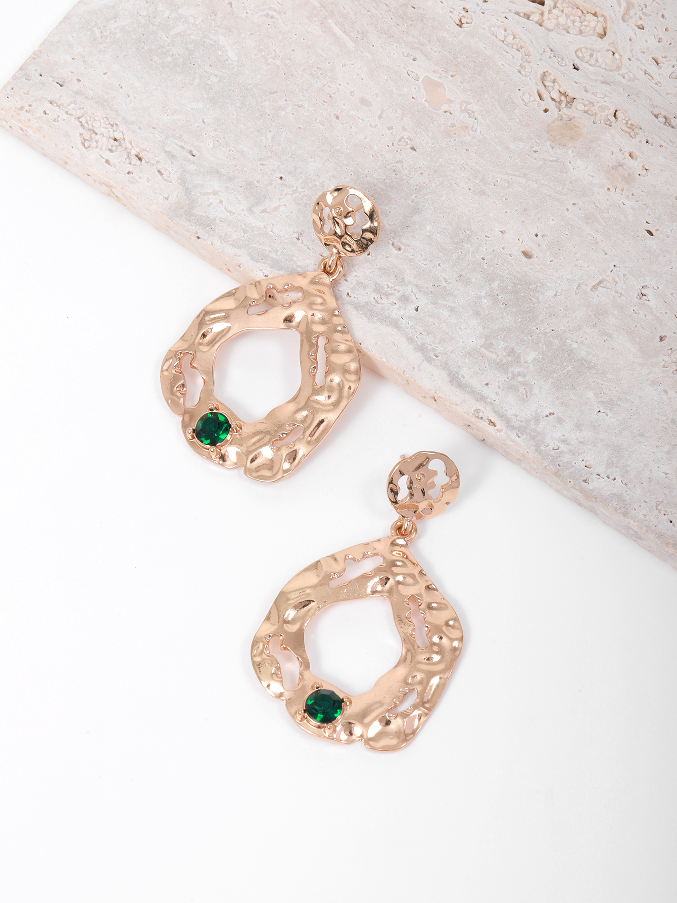 A pair of new cross-border products, exaggerated geometric irregular water diamond stud earrings, personalized eight-prong hollowed-out metal earrings for women Specification image