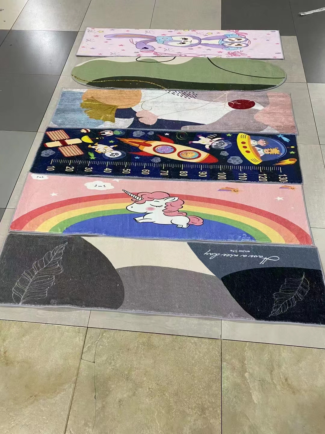 Imitation cashmere printed carpet, long strip bedside mat carpet, bedroom carpet, cartoon floor mat, children's bedside anti-slip mat, with multiple cartoon patterns and geometric patterns, good product quality, size 50*100CmM Application Scenario