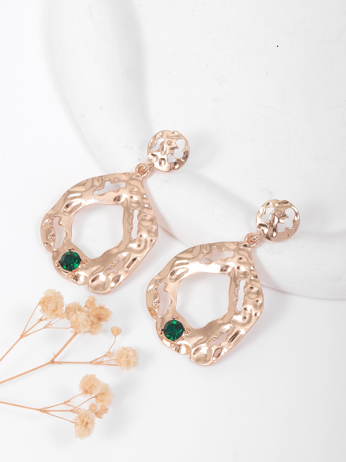 A pair of new cross-border products, exaggerated geometric irregular water diamond stud earrings, personalized eight-prong hollowed-out metal earrings for women