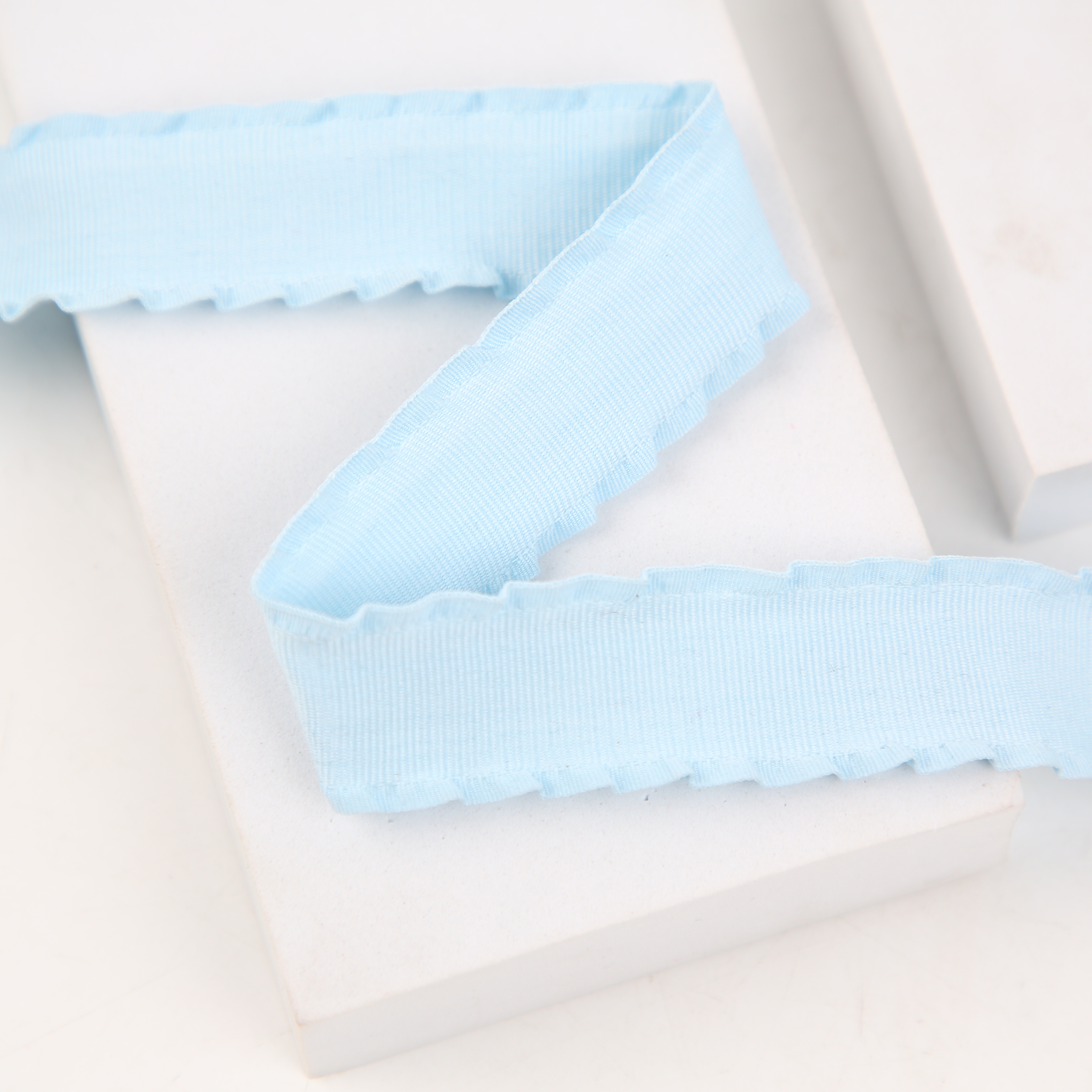 4Cm Linen High Grade Fishtail Ribbon Texture Ruffled Embroidery Snow Gauze Baking Cake Ruffled Edge Ribbon Application Scenario