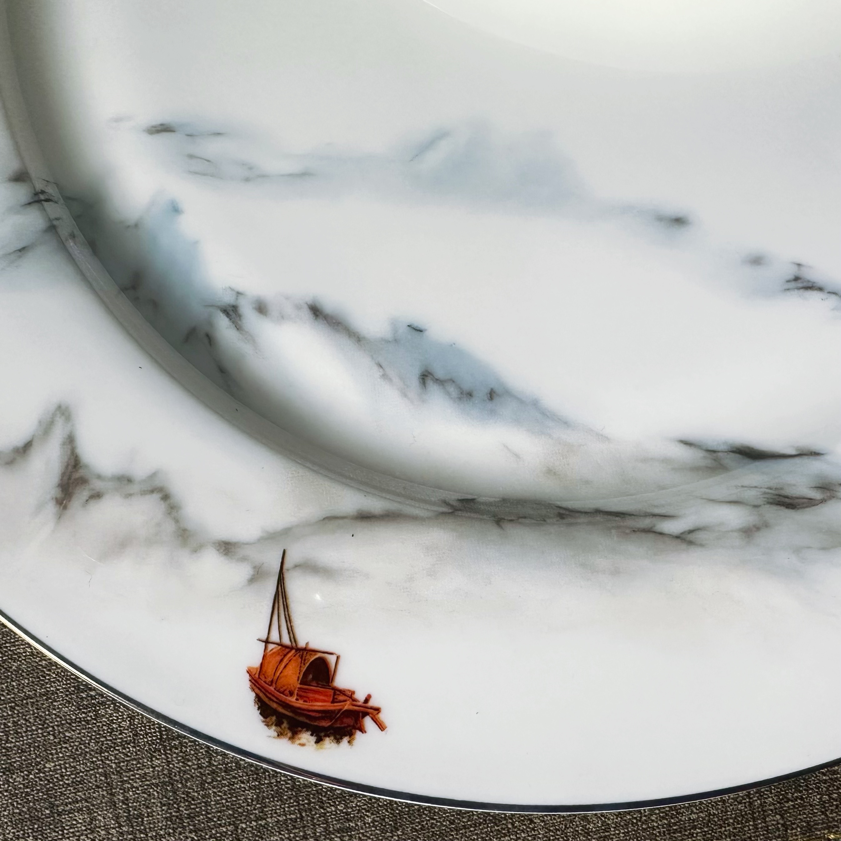 The "Flowing Clouds and Flowing Water" series high-bone meal content bone China tableware set is designed for Chinese ink-wash style hotel table setting and banquets details Picture