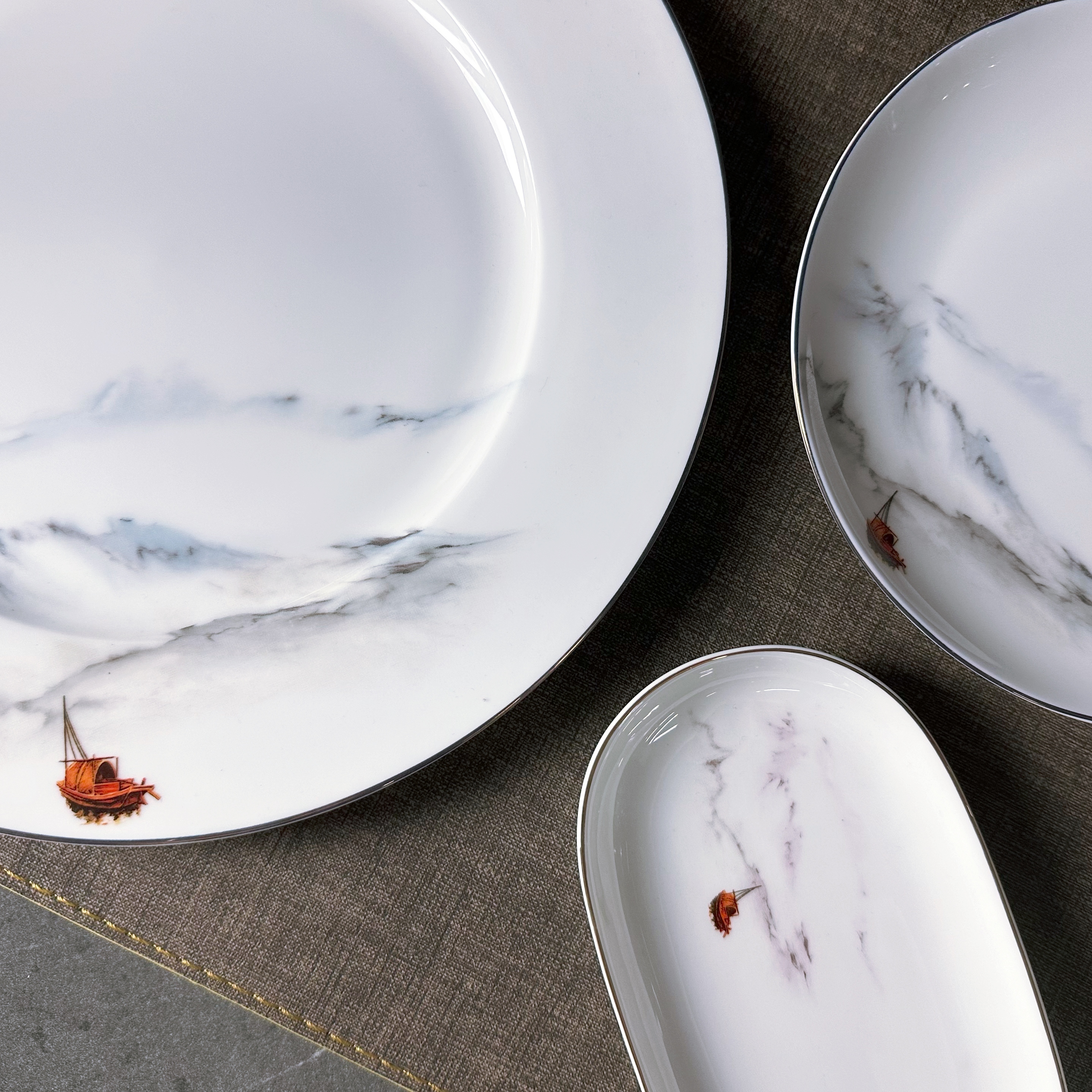 The "Flowing Clouds and Flowing Water" series high-bone meal content bone China tableware set is designed for Chinese ink-wash style hotel table setting and banquets Application Scenario