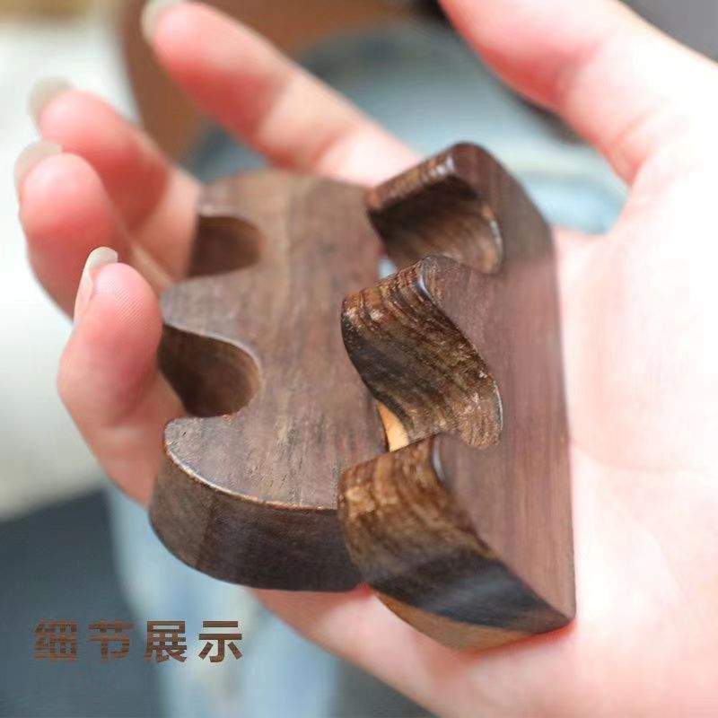 Chicken wing wood brush rest, solid wood brush writing platform, four treasures of the study, calligraphy supplies, decorative items, pen holder Application Scenario
