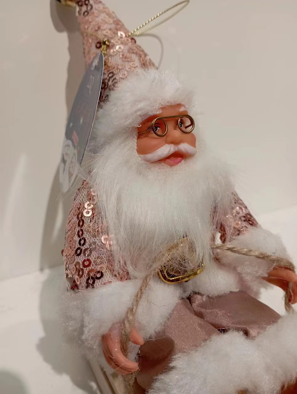 Christmas ornaments, static skiers in a sitting position, pink sequined clothes, room decoration, scene decoration details Picture