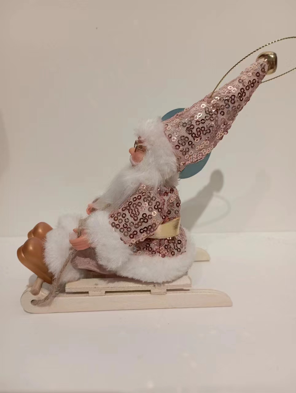 Christmas ornaments, static skiers in a sitting position, pink sequined clothes, room decoration, scene decoration Specification image