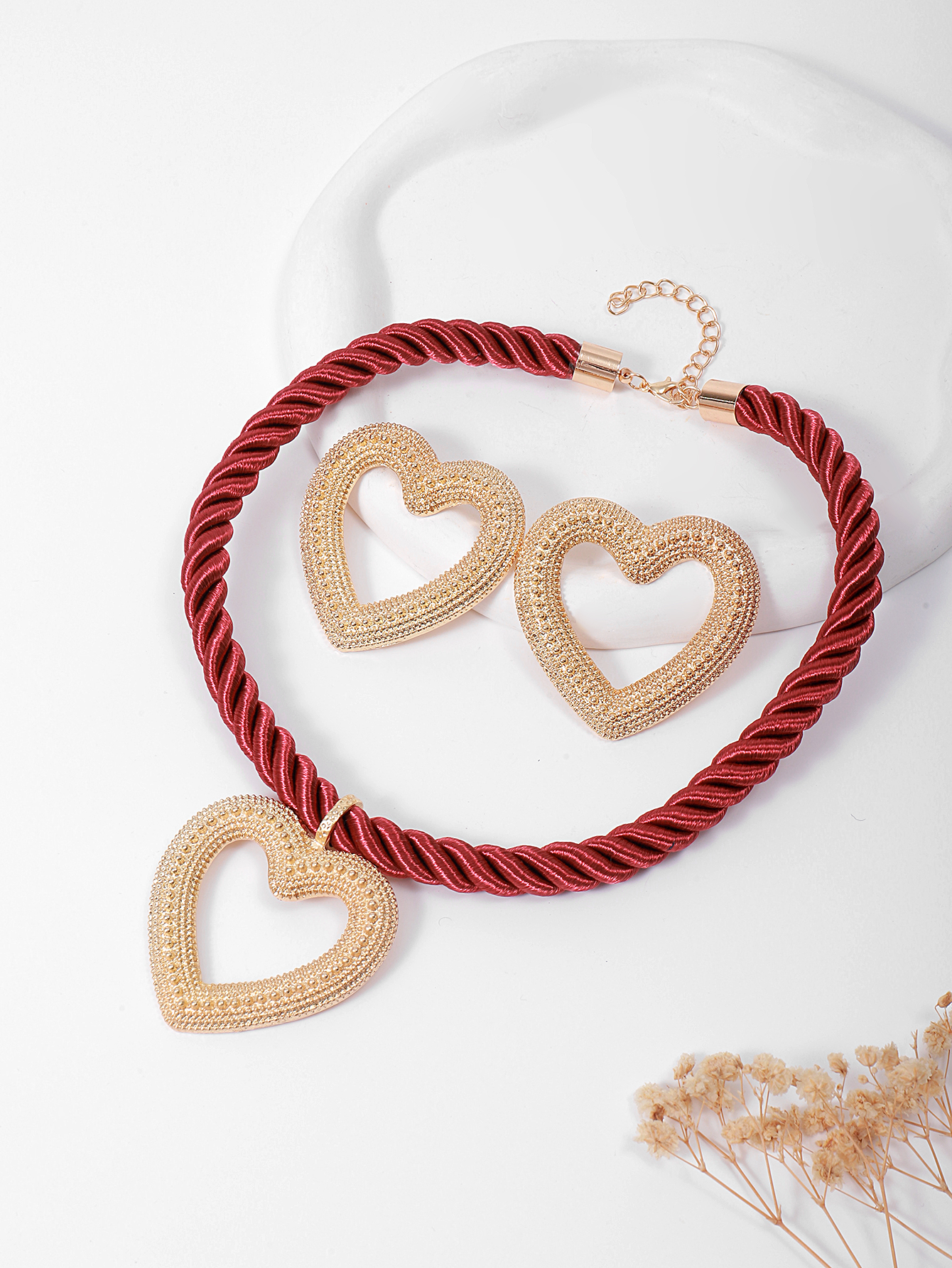 A new creative heart-shaped personalized pendant necklace from Europe and America, simple beach style, versatile heart-shaped ladies' necklace