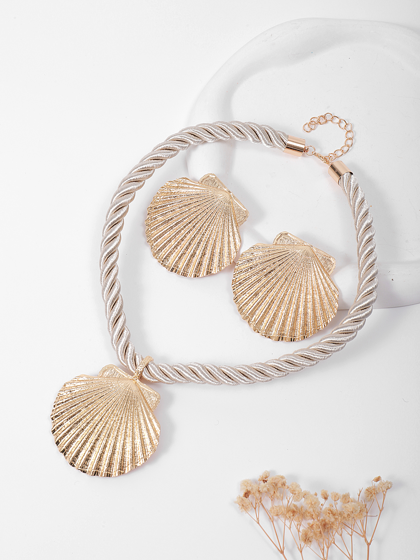 A new European and American personalized shell pendant necklace with a simple beach style and versatile scallop alloy for women