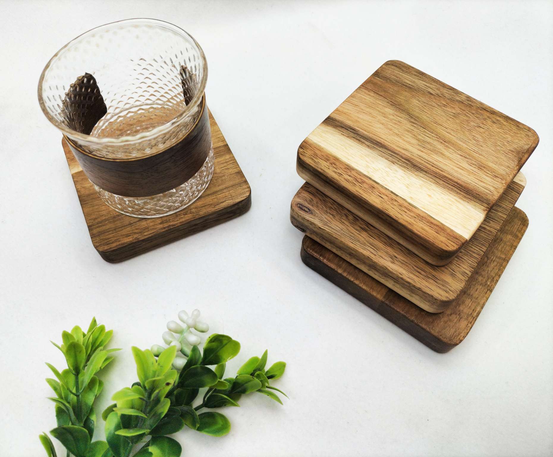 Yiwu quality square acacia wood coasters, heat-resistant and heat-insulating pads, household wooden cup holders, retro tea MATS, coffee cups and water coasters