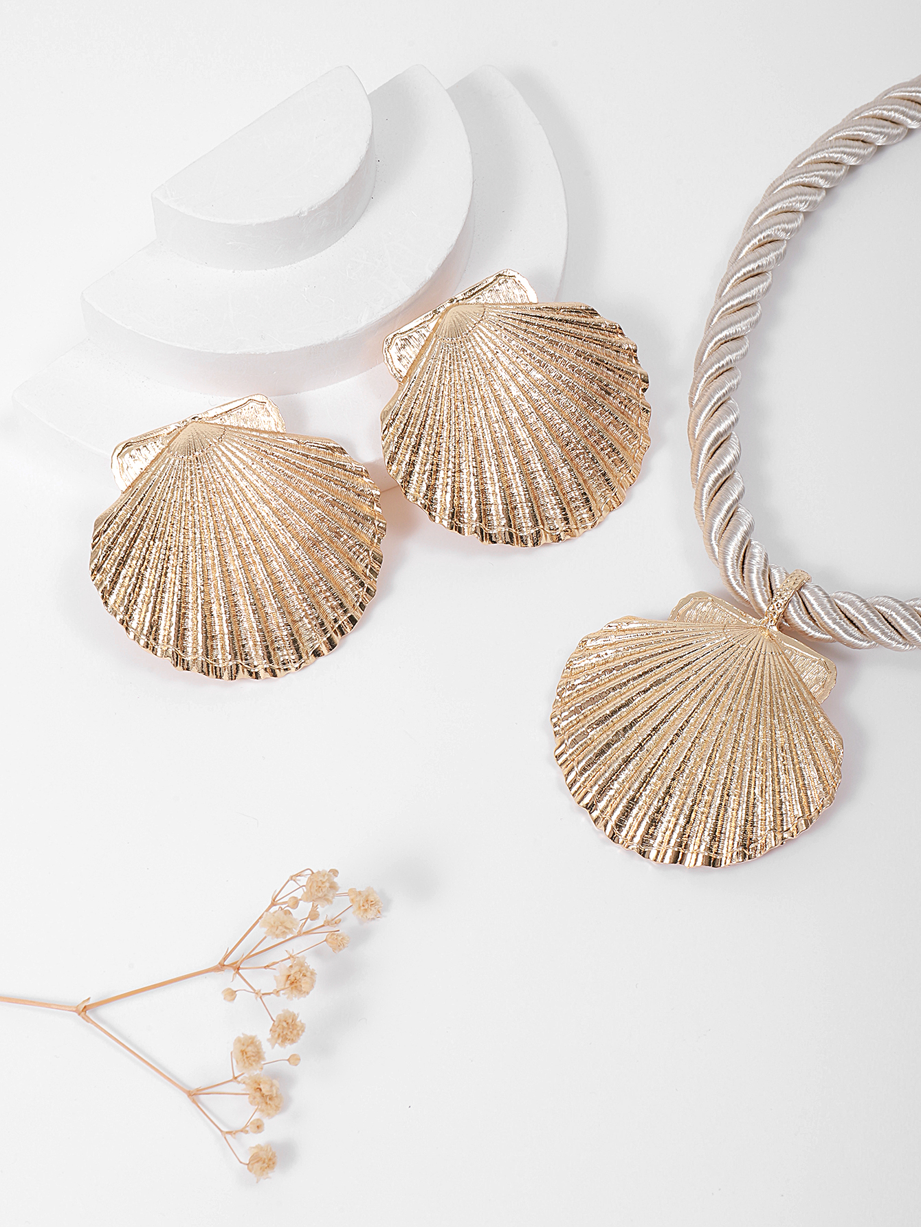 A new European and American personalized shell pendant necklace with a simple beach style and versatile scallop alloy for women Specification image