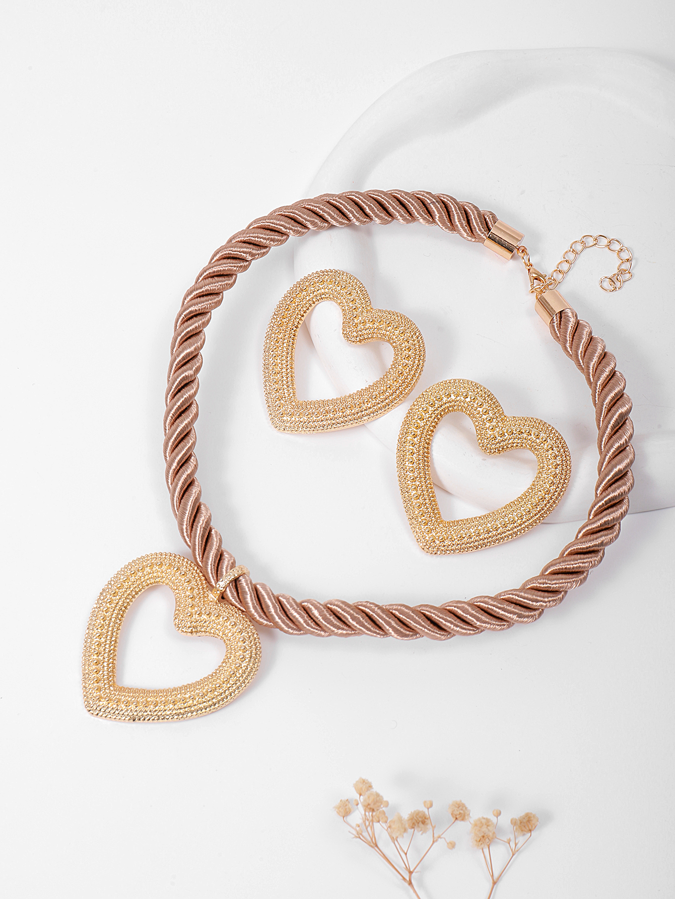 A new trendy and personalized shell pendant necklace from Europe and America, with a simple beach style and versatile scallop alloy for women details Picture