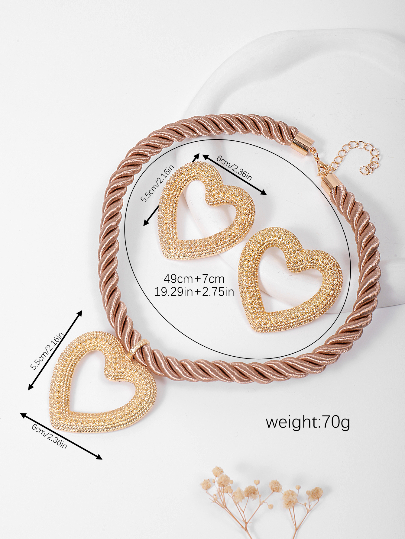 A new trendy and personalized shell pendant necklace from Europe and America, with a simple beach style and versatile scallop alloy for women